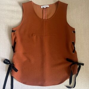 Les Petites Paris sleeveless zipper blouse